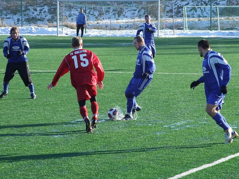 Zimní turnaj na umělé trávě ve Strašecí. Okresní derby: Sokol Nové Strašecí - FK Kněževes 5:0 (0:0)