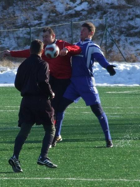 Zimní turnaj na umělé trávě ve Strašecí. Okresní derby: Sokol Nové Strašecí - FK Kněževes 5:0 (0:0)