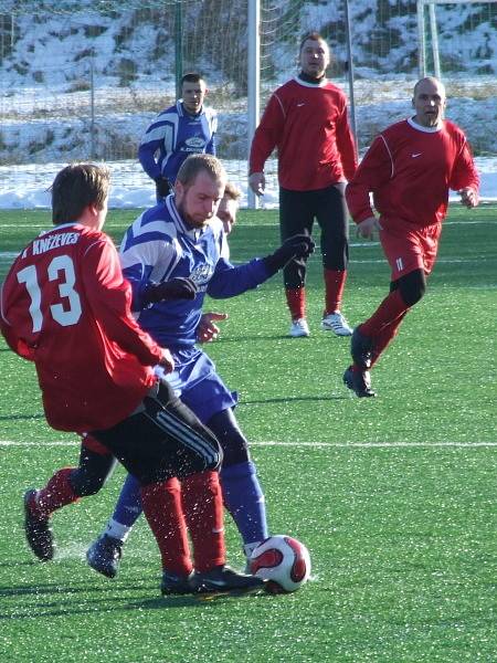 Zimní turnaj na umělé trávě ve Strašecí. Okresní derby: Sokol Nové Strašecí - FK Kněževes 5:0 (0:0)