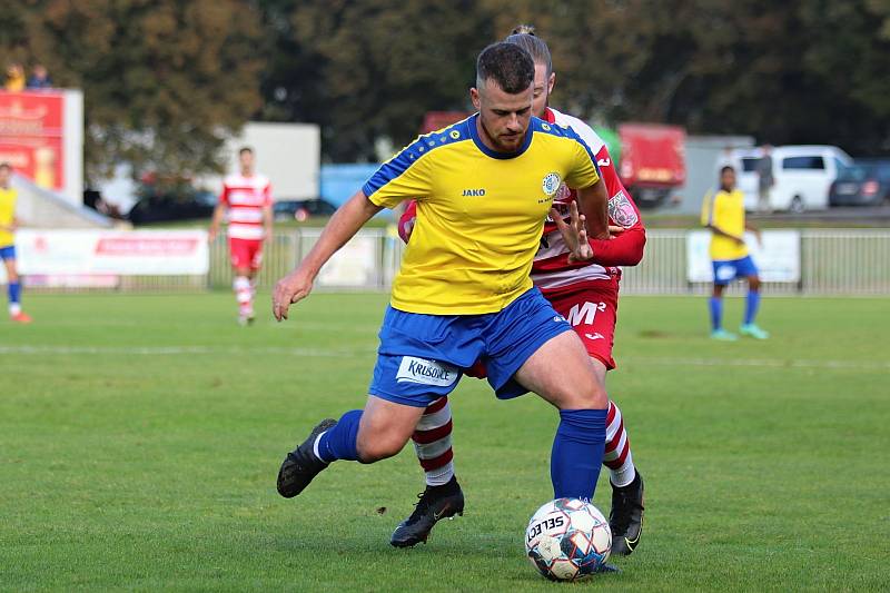 SK Rakovník (ve žlutomodré kombinaci) porazil v důležitém utkání ČFL Povltavskou FA 3:1.