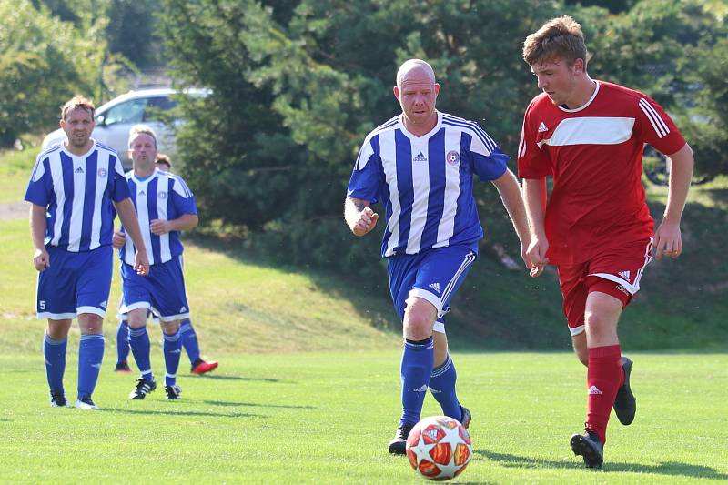 B tým Zavidova (v červeném) si v okresním přeboru jasně poradil s Pustověty 8:2. A to nedal jednu penaltu