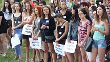 Rakovničtí studenti ve středu veřejně protestovali proti personálním změnám na místní obchodní akademii. 