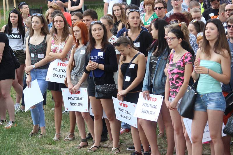 Rakovničtí studenti ve středu veřejně protestovali proti personálním změnám na místní obchodní akademii. 