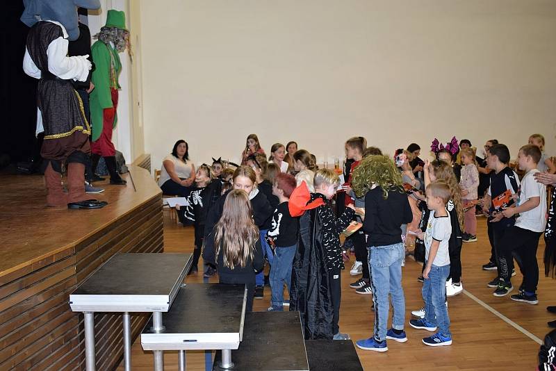 Honza Ladra a jeho plyšoví kamarádi potěšili děti v Kněževsi v rámci posvícení.