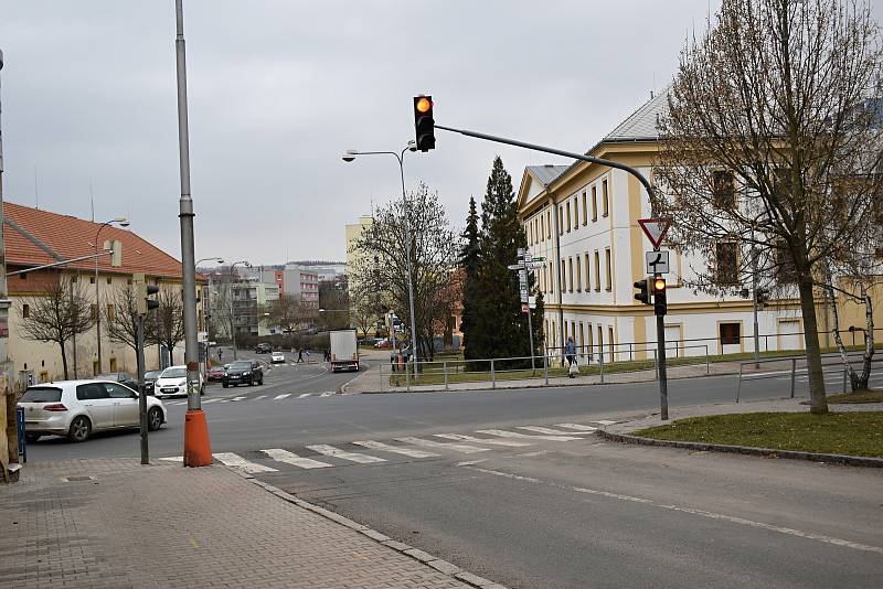 Křižovatka u soudu bývá velice frekventovaná. Toto místo by mohl od letošního roku strážit nový kamerový bod.