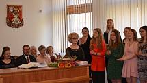 Na Městském úřadu v Novém Strašecí obdrželi maturitní vysvědčení studenti 4. A novostrašeckého gymnázia.