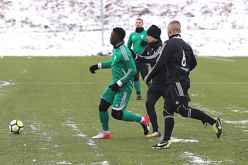 Divizní fotbalisté Tatranu Rakovník (v zeleném) vyhráli v přípravném utkání nad celkem Dobříše jasně 5:2.