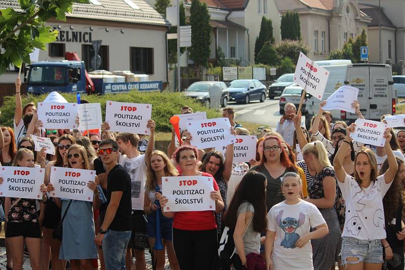 Studenti v Rakovníku protestují proti propouštění učitelů.