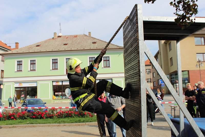 Na rakovnickém náměstí se v sobotu soutěžilo O pohár starosty Krajského sdružení hasičů.