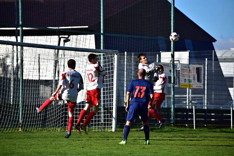 Pavlíkovu (v bílém) se v okresním přeboru moc nedaří a s oslabeným Městečkem uhrál jen remízu 1:1. Za hosty chytal jejich nejproduktivnější borec Petr Šnídl.