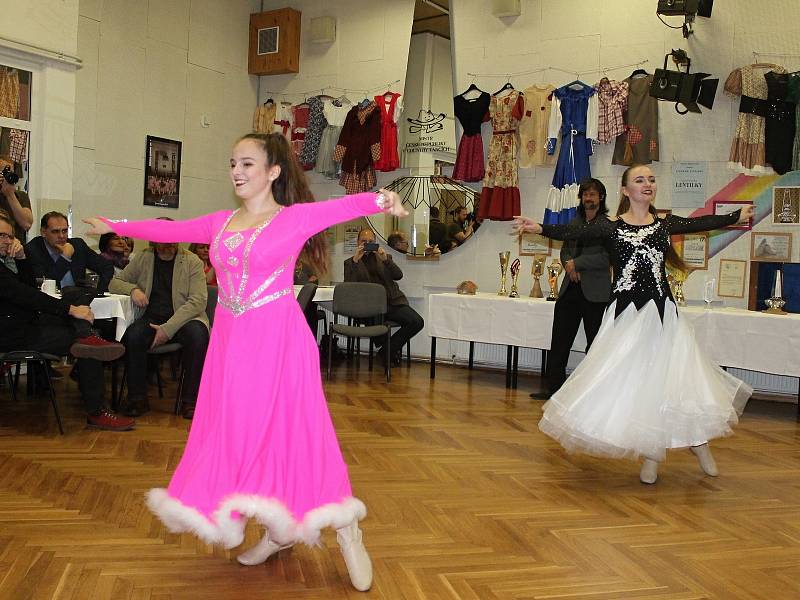 Country taneční skupina Lentilky slavnostně zahájila oslavy 25. výročí od založení souboru.