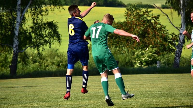 Lišany (v zelenobílém) si doma v posledním kole přeboru poradily s Olešnou 2:0.