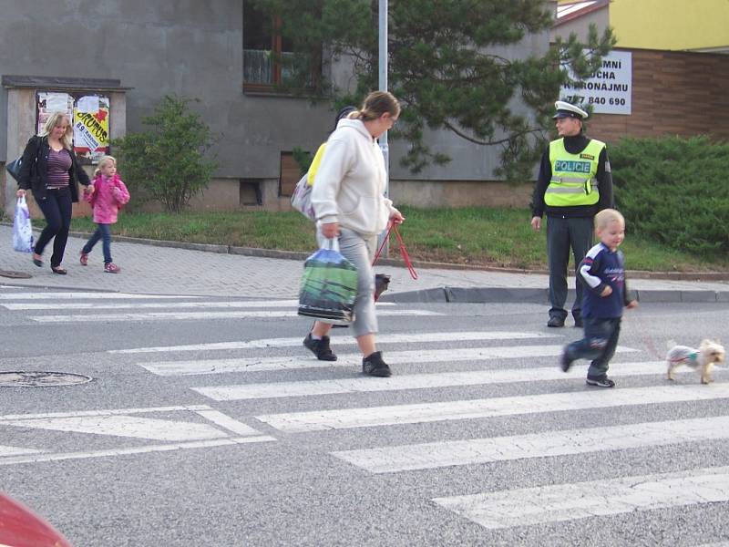 Policisté hlídají přechody kvůli školákům