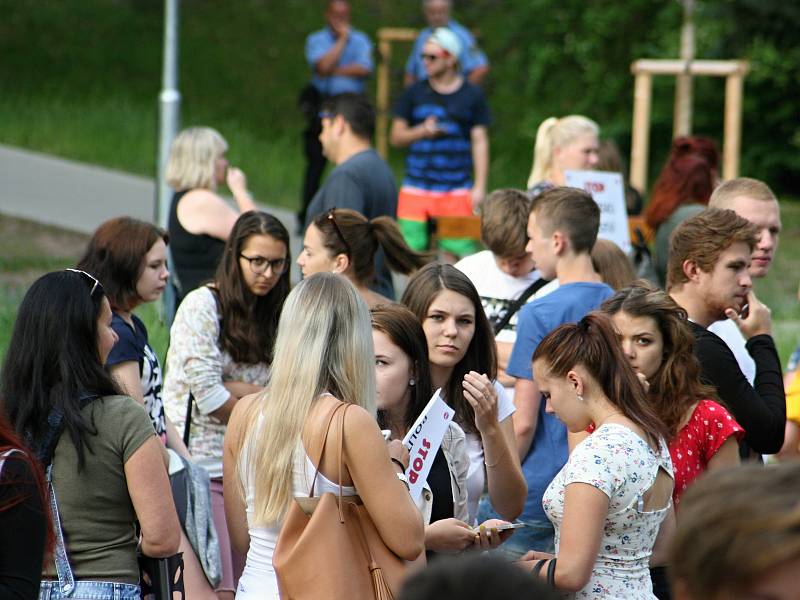 Studenti Masarykovy obchodní akademie v Rakovníku protestovali proti vedení školy.