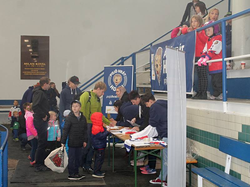 Týden hokeje na rakovnickém zimním stadionu přilákal 22 začínajících bruslařů včetně tří holčiček.