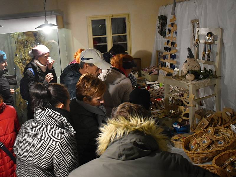 Ze slavnostního zahájení výstavy Modrobílé Vánoce v roubence Lechnýřovně.