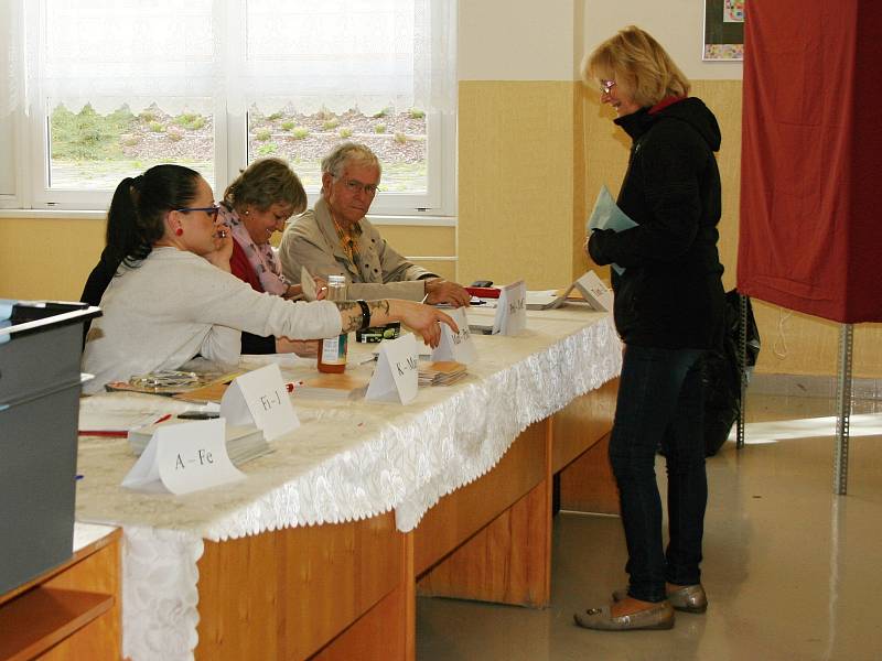 Druhý den voleb do Poslanecké sněmovny přilákal ve 3. ZŠ v Rakovníku opět mnoho voličů, více než ve volbách minulých, jak potvrdila volební komise.