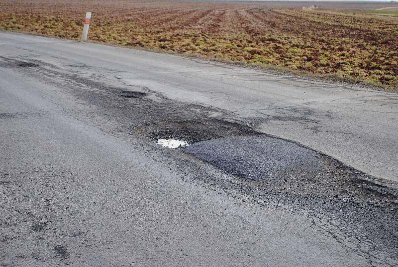 Silnice II/227 spojující Rakovník s Žatcem. Ve Středočeském kraji je v katastrofálním stavu, v Ústeckém kraji kompletně zrekonstruovaná.