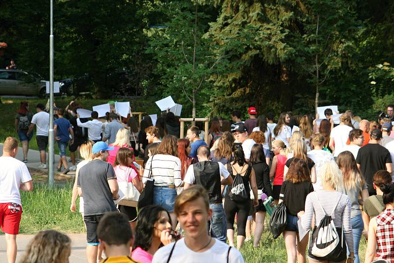 Studenti Masarykovy obchodní akademie v Rakovníku protestovali proti vedení školy.