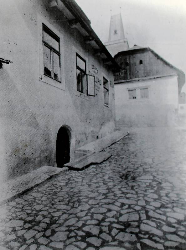 Styk ulic Kamenné a U Hluboké studny v pohledu od jihu před rokem 1920. Vpravo nahoře je Česká chalupa.