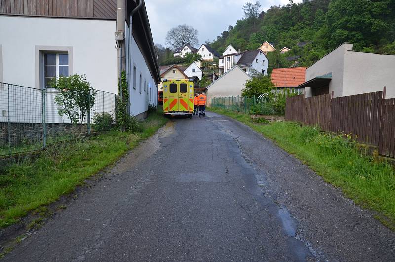 Požár v garáži způsobil škodu 800 tisíc korun, majitel utrpěl lehké popáleniny dolních končetin.