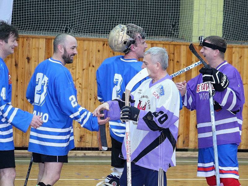 V rakovnické sportovní hale se uskutečnil druhý ročník charitativní akce Retro hokejbal pomáhá. Hokejbalisté a sponzoři vybrali dohromady přes 42 tisíc korun, které byly rozděleny čtyřem organizacím.