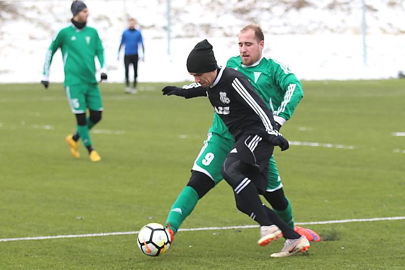 Divizní fotbalisté Tatranu Rakovník (v zeleném) vyhráli v přípravném utkání nad celkem Dobříše jasně 5:2.