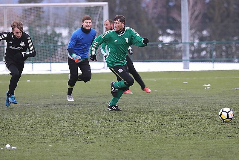 Divizní fotbalisté Tatranu Rakovník (v zeleném) vyhráli v přípravném utkání nad celkem Dobříše jasně 5:2.
