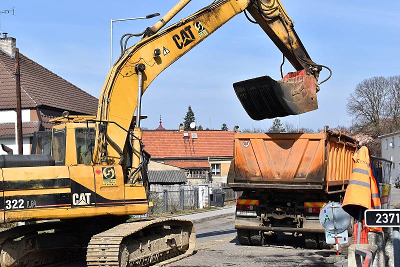 Z luženské tepny mizí "kočíčí hlavy", které k obci desítky let neodmyslitelně patřily. Opravena bude silnice i chodníky.