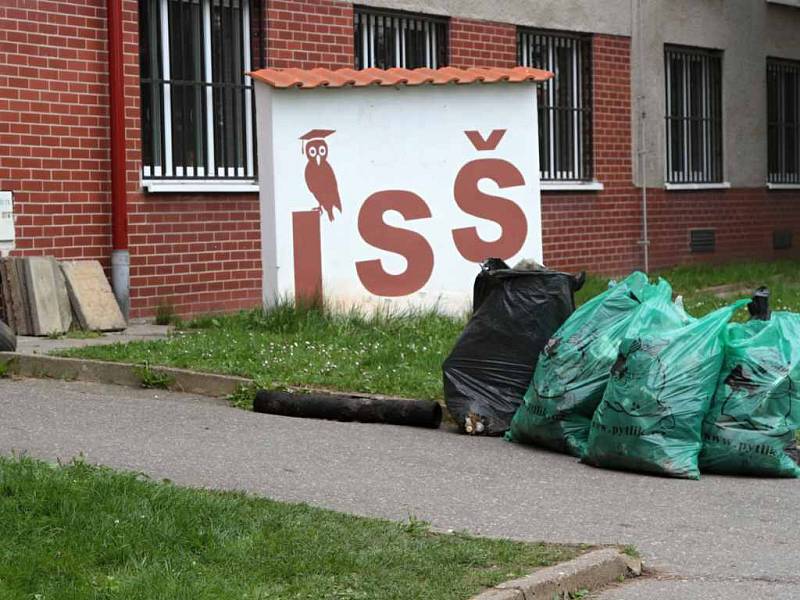 Studneti ISŠ Rakovník uklízeli okolí své školy