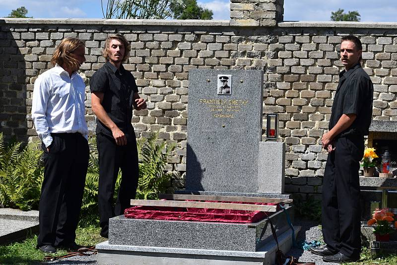 Znovuuložení ostatků strážmistra četnictva Františka Ometáka na mutějovickém hřbitově.