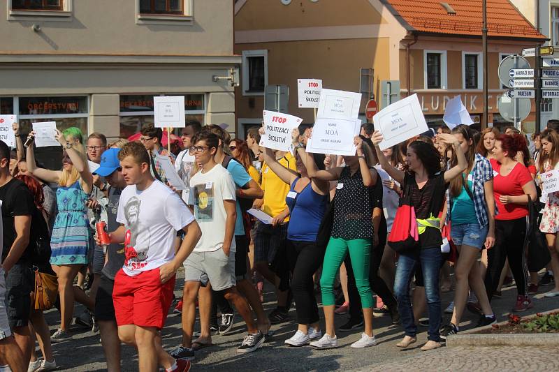 Studenti v Rakovníku protestují proti propouštění učitelů.