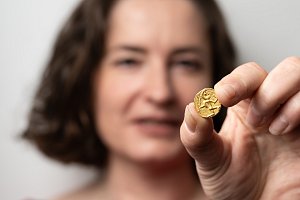 Jedna ze souboru keltských mincí nalezených na Rakovnicku v ruce archeoložky Kateřiny Blažkové.