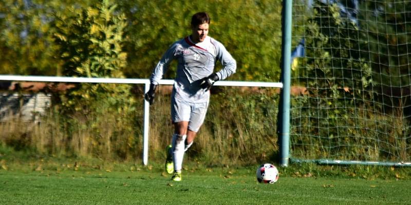 Pavlíkovu (v bílém) se v okresním přeboru moc nedaří a s oslabeným Městečkem uhrál jen remízu 1:1. Za hosty chytal jejich nejproduktivnější borec Petr Šnídl.