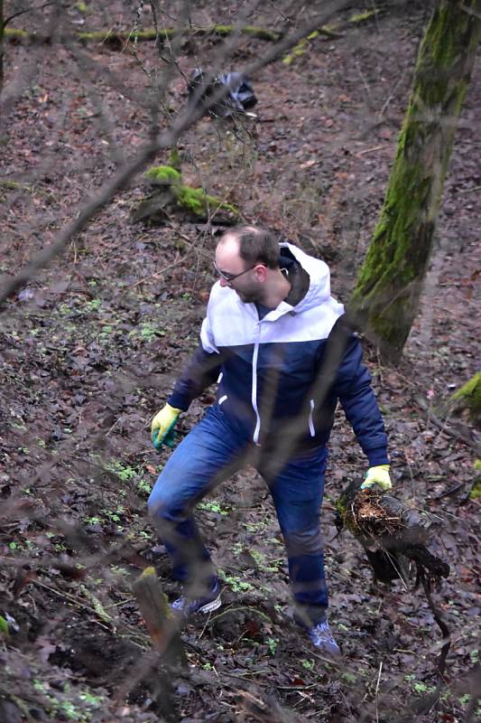 Jarní úklid okolí cyklostezky mezi Pavlíkovem a Rakovníkem.