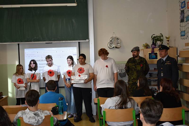 Na 1. základní škole v Rakovníku uspořádali sbírku ke Dni válečných veteránů.