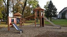 V parku na Tyršově náměstí  v Řevničově vzniklo nové dětské hřiště.