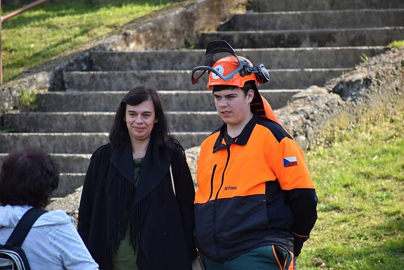 Dřevorubec junior. Mistrovství České republiky v práci s motorovou pilou pro žáky lesnických škol, areál Střední lesnické školy a SOU Křivoklát.