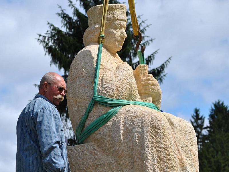 Umístění sochy Jana Husa na jižní stráň zříceniny hradu Krakovec