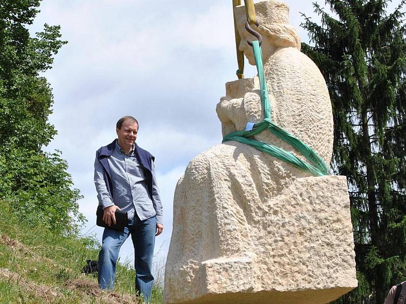 Umístění sochy Jana Husa na jižní stráň zříceniny hradu Krakovec