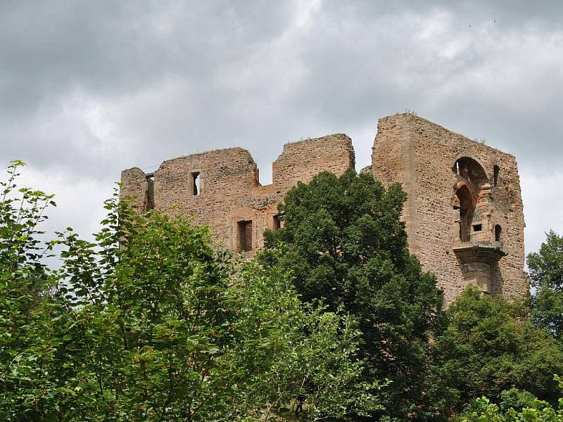 Umístění sochy Jana Husa na jižní stráň zříceniny hradu Krakovec