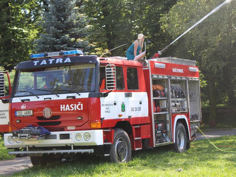 Když si děti na příměstském táboře prohlédly zásahové auto a výstroj dobrovolných hasičů z Rynholce, s radostí se v nesnesitelném vedru nechaly postříkat vodou nejprve z hadice a nakonec i z vodního děla. Jeho salvy si doslova užívaly.