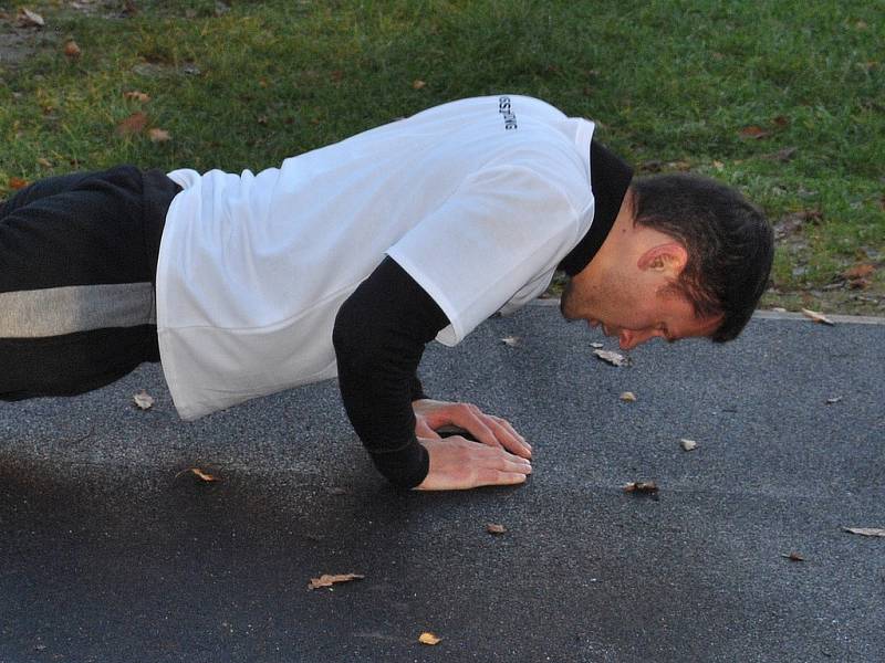 Street Workout Rakovník - takhle cvičí kluci několikrát týdně...