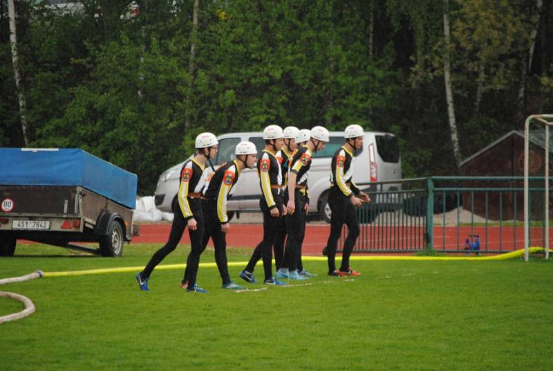 Na atletickém stadionu v Rakovníku soutěžila družstva dobrovolných hasičů v rámci Okresního kola požárního sportu. Rakovnicko bude v krajském kole reprezentovat SDH Lužná.