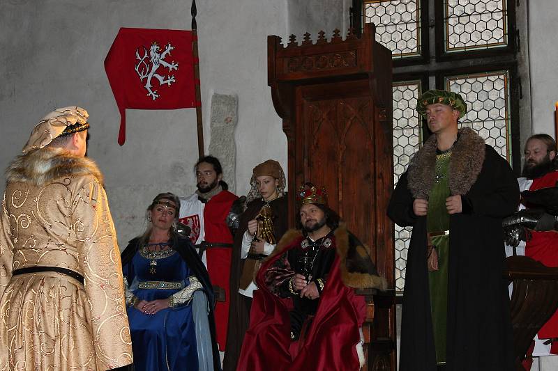 Královský advent na Křivoklátě totiž dostál svému přízvisku a splnil očekávání tisíců turistů, kteří v sobotu či v neděli na hrad zavítali.