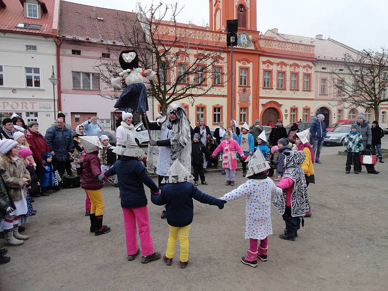 Masopust ve znamení "Hajdy do peřin" v režii rakovnického Domu dětí a mládeže přinesl nejen průvod z Čermákových sadů na Husovo náměstí, ale i spoustu pestrobarevné zábavy s připomenutím tradic v podání souboru Borůvky.