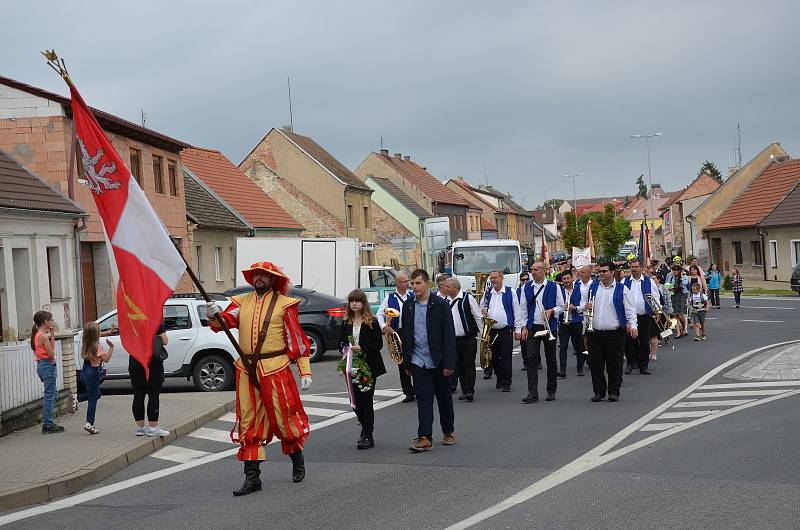 Tradiční průvod o Pěknou v Novém Strašecí.