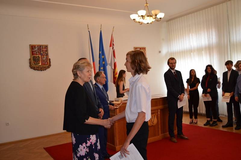 Slavnostní předání vysvědčení žákům devátých tříd novostrašecké základní školy na Městském úřadě Nové Strašecí.