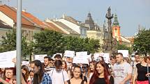 Studenti v Rakovníku protestují proti propouštění učitelů.