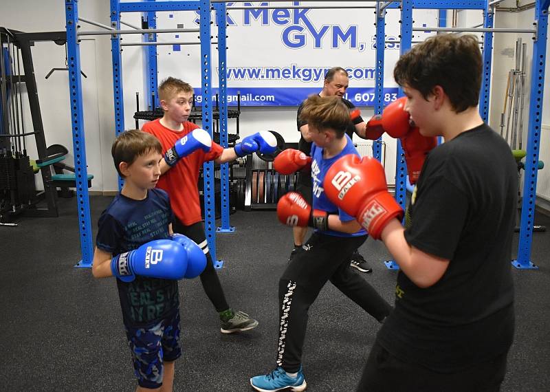 Boxerské lekce ve sportovním klubu Mek GYM vede i bývalý profesionální boxer Vladimír Řezníček starší.